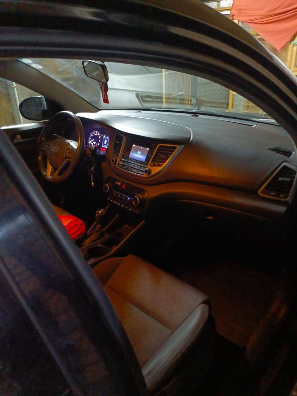 السلام عليكم سياره توسان موديل 17 وارد أمريكي مكينه 2000 جي دي اي رقم سليمانيه نقصهه كمبريسر مال تبريد تخم تاير جديد هاي السياره وحادثه ب اميركا السعر 125وبيه مجال حك الجيه للاتصال وات ساب *********** من رخصت الاعضاء
