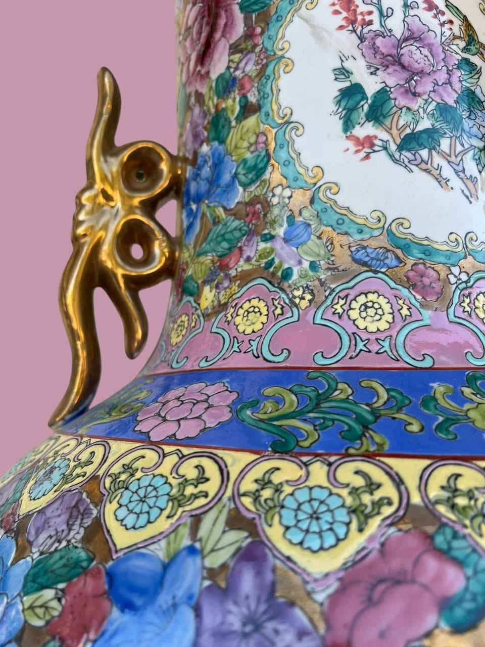 فازات كانتون شينواه قديمةChinoiserie
طراز Famille Rose
من افخر انواع البورسلين مشغولة يدوياً بدقة متناهية ومزينة بنقوش بارزه مذهبة
مقابض مطلية بلون الذهب  بتصميم كلاسيكي فريد يضفي لمسة فخامة أرستقراطية
بارتفاع مثالي 125 سم بالقاعدة
110سم بدون قاعدة الاسكندرية, مصر


**إذا كنت صاحب هذا الإعلان وتريد حذفه لأي سبب، رجاءا أرسل رسالة إلى الدعم الفني**