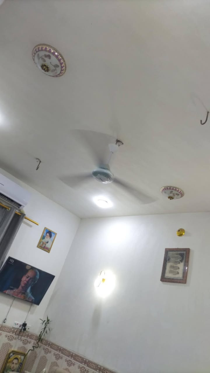 سلام عليكم بيت مساحه 75متر طابقين منطقه مصطفى خان ع شارع الخدمي الطابق الاول ستقبال+ صاله+ مطبخ صحيات+ داخليه+ صحيات خارحيه الطابق الثاني غرفتين وصاله+ صحيات +مخزنه بيتونه طول 8متر الستفسار ع رقم الهاتف ***********
