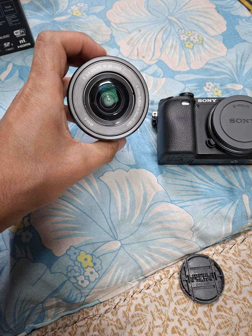 كاميرا Sony a6400 للبيع — حالة زينة وكاملة الكَيِت والملحقات
الموديل: Sony a6400، شغل داخلي محافظ عليها 

العدسة: عدسة الكيت المرفقة.

البطاريات: بطارية أصلية + 2 بطارية احتياطية KF (المجموع 3 بطاريات).

الذاكرة: كارت 64GB.

الحقيبة: حقيبة لحمل الكاميرا والملحقات.

الصندوق: العلبة الأصلية ومع كل المحتويات.

 لا خدوش كبيرة، بدون مشاكل تقنية.
السعر:900 الف 
للتواصل على الواتس اب 
***********
