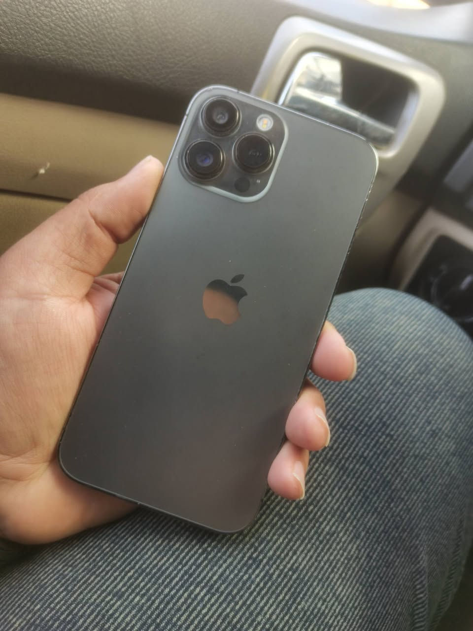 ايفون 13 برو ماكس
ذاكرة ٥١٢
مستبدل شاشه وبطاريه وكامرة
فيس ايدي شغال 
السعر ٤٠٠ وبي مجال حك الجية 
***********
مكاني بغداد الشعب او اعظمية
