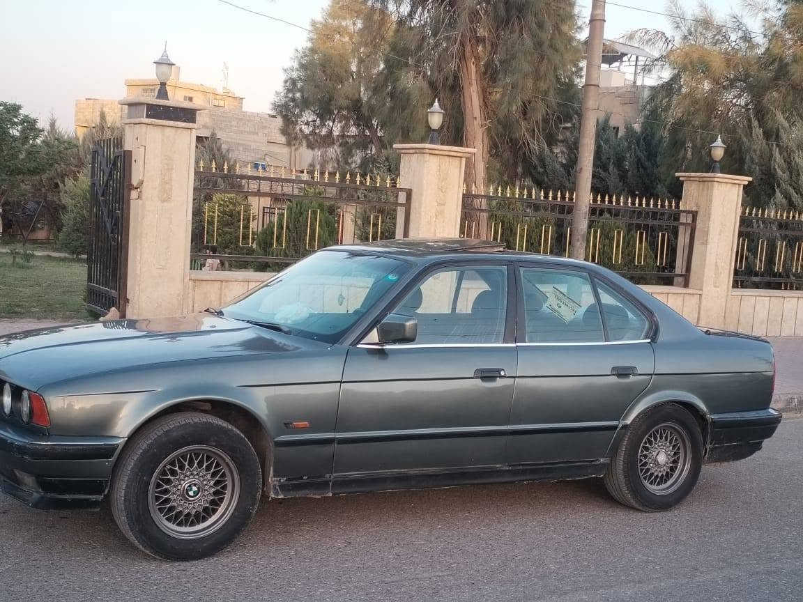 سلام عليكم بي ئم موديل 88 حجم 535 فول توماتيك تبريد ثلج رقم دولي محرك و كير شرط كابون بانزين صدر جديد طخم تاير جديد سياره كلش حلوه السعر ٣٨ و بيها مجال *********** اتصل على الرقم
