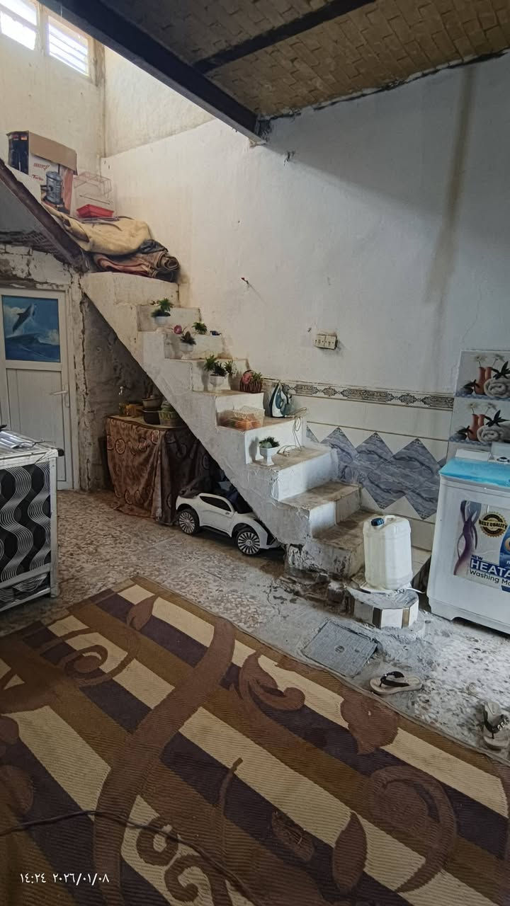 سلام عليكم بيت طابو زراعي مشمول بل تطويب 100 متر مربع الواجهيه 10 امتار  يتكون من غرفه وصاله كبيره وتخاريج ومكشوفه ودراج وطارمه وحديقه قريب ع مشروع الماي 
سعره 14
***********
