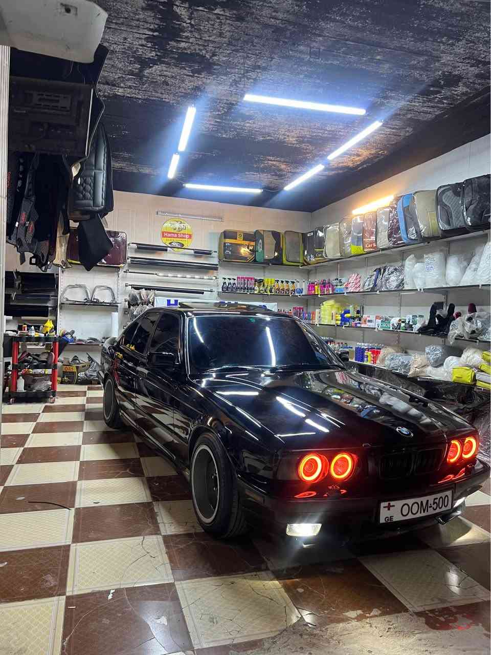 سه ره تا به ناوي خوا 
بؤ فرؤشتن 
bmw  منفيست ئه وروپي
مؤديل1995
فول فول قه پات مواسه فات
525iتؤماتيك
سلايت
كوشن جلد
كوشن هيتر
ده بل ئيرباگ
ده بل چه كمه جه
absبه شه رت
ته له فؤن
ته بريد ساردوو گه رم به شه رت
له سه ر ده قي شه ريكه هه مووگياني ئيش ده كات
دينار مه سره في نيه 
خايسي نيه لئدراوي نيه
به شه رتي هه مووگياني  له سه ر بيلادي ئيش كات
شوختي نيه قه پو چالي نيه
له ماله كه بئ منه تم به س لئخوريني ئه وئ 
سعري ٥٥ معامه له ي برايانه
شوئن سؤران
ژماره *********** أربيل, العراق

