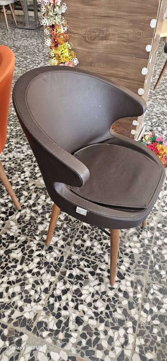 سلام عليكم
عندي هيج كراسي مرتبات كلش 
ماخذهن من جكليت سراي 
عدد ٨٥ كرسي 
سعر مناسب كلش 
كربلاء الحر  
*********** 
خاص موجود
