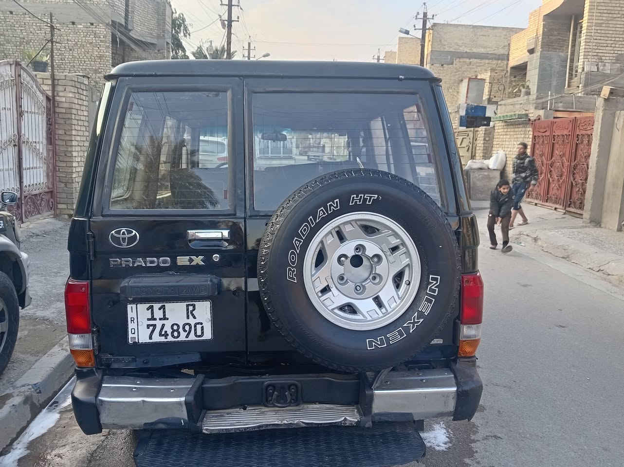 سلام عليكم لاندكروز برادو
موديل ٩٦ رقم بغداد انكليزي
مكينه ففتي ثنين ونص
صدرها نص ونص
كهربايتها شغاله
سياره مصبوغه الجماليه 
دوشمه جديده
العنوان بغداد مدينة الصدر الاورفلي
السعر ٥٥ وبيها مجال شي بسيط
رقم الهاتف ***********
