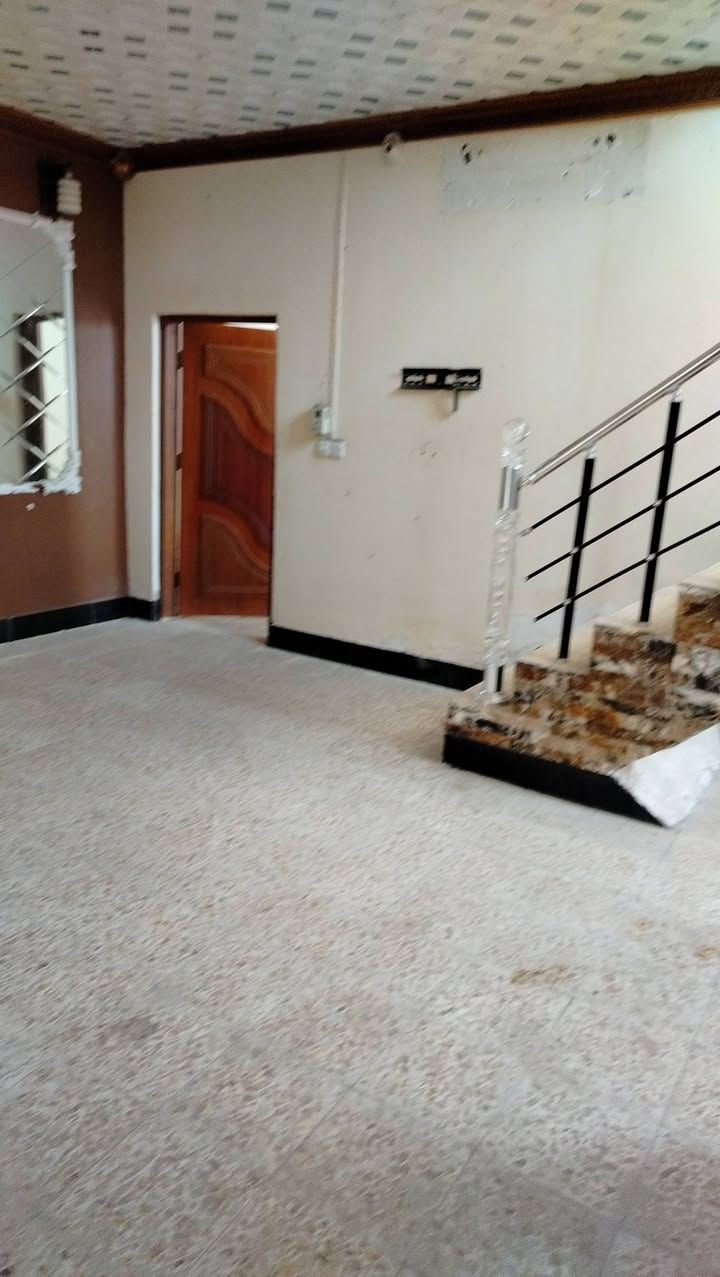 بيت زراعي مداور في التسجيل العقاري مو بس مكاتبه  200 متر واقع حال اكثر يتكون من غرفه وصاله ومطبخ وصحيات داخليه وخارجيه وكراج سياره يسع 3 سيارات وحديقه وسطح مغلف اوزاكون وكيزر وتانكي 
للستفسار اكثر الاتصال بالرقم ***********
