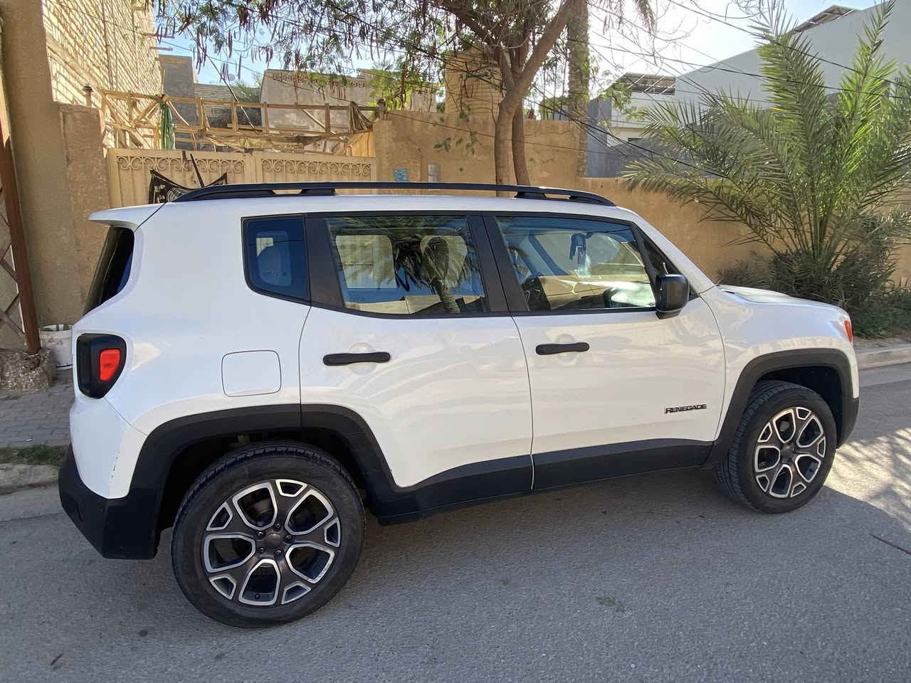 السلام عليكم 
Jeep  Renegade  2018 
سياره ماشيه 112 الف محرك سليم غير مفتوح  رقم كربلاء باسمي ما عليها غرامات  
حادثها امامي ما واصل للشاصي  حادث جاملغ وبنيد مبدل 
تبريد تدفئه كلها شغال مابيها نقص 
بيها خمس اشبار جاملغ خلفي صبغ وباب ربع بيها عل بارد ما مبين 
سعر 110 وبيها مجال 
للاستسفار الاتصال على 
***********
***********
