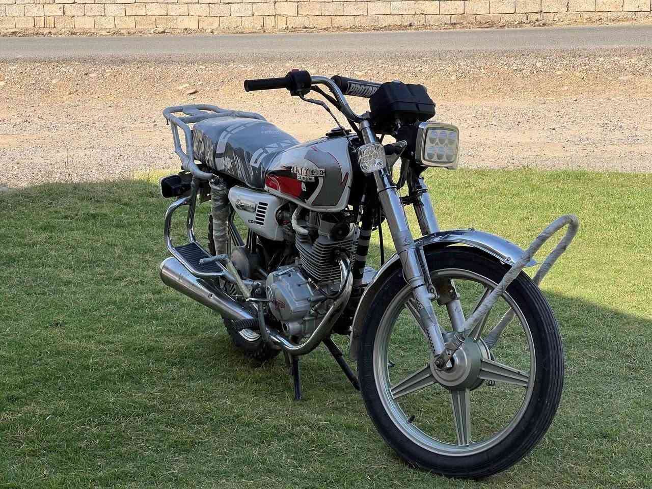 السلام عليكم موطور للبيع جني محرك 200cc كهربائيات كلها شقاله سلف شقال (السعر 350 بي مجال ) المكان القياره قريه الحاج علي ما متواجت خاص (***********)
