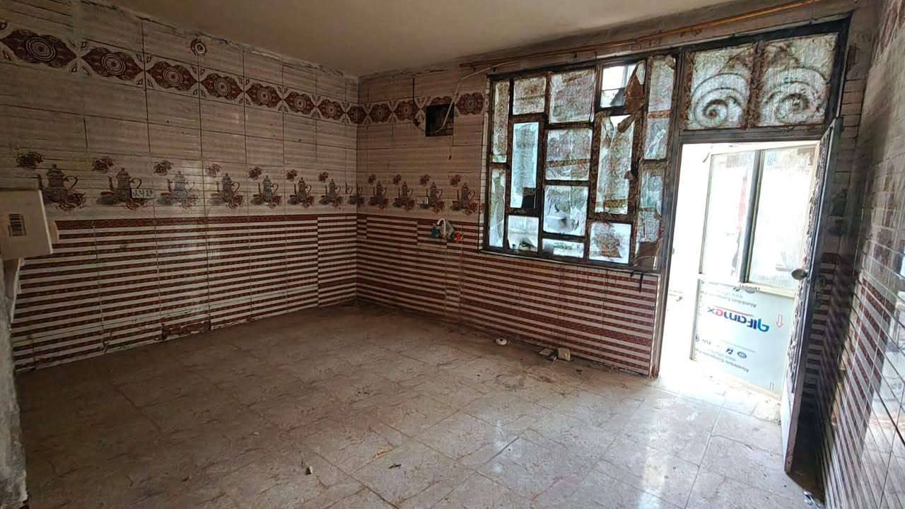 بيت طابو صرف  بيت للبيع بل فتاحيه قرب مركز شرطه الفتاحيه المساحه 200 استقبال وغرفتين ومطبخ حمام  داخلي وخارجي وصاله طابق واحد وهاذه رقمي للستفسار ***********
