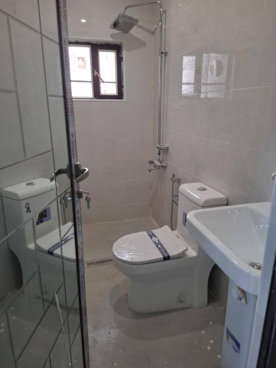 سلام عليكم شقة طابق ٣ كرادة داخل تحتوي على ٢ غرفة مع صالة مع مطبخ مع حمام الشقة جديدة، مطلوب عائلة من الكرادة حصرا للستفسار *********** الشقة قريبة على تقاطع الاورزدي
