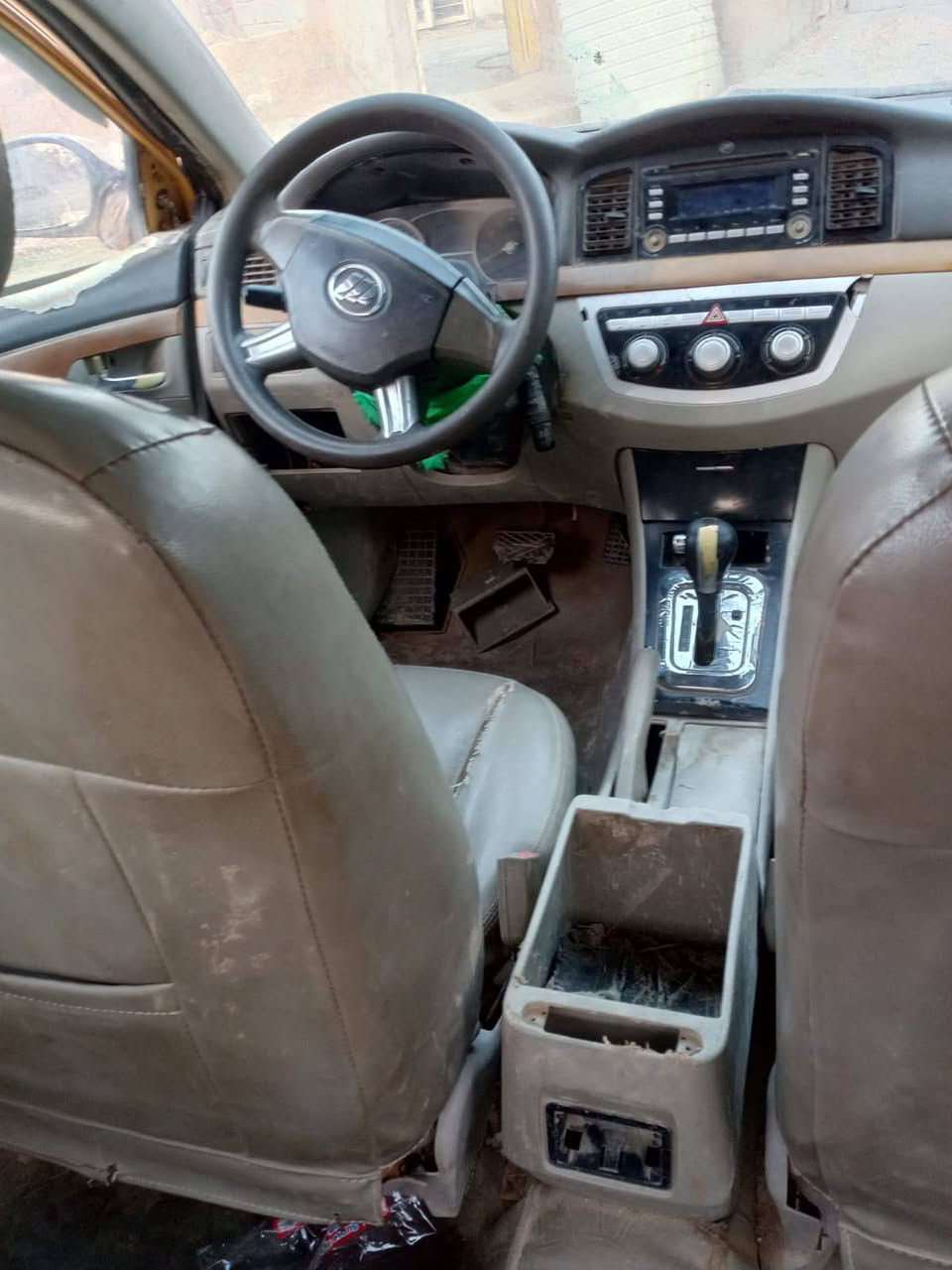 سلام عليكم سياره ليفان للبيع السياره واكفه المكان شطره السعر 10وبيها مجال الاتصال ***********
