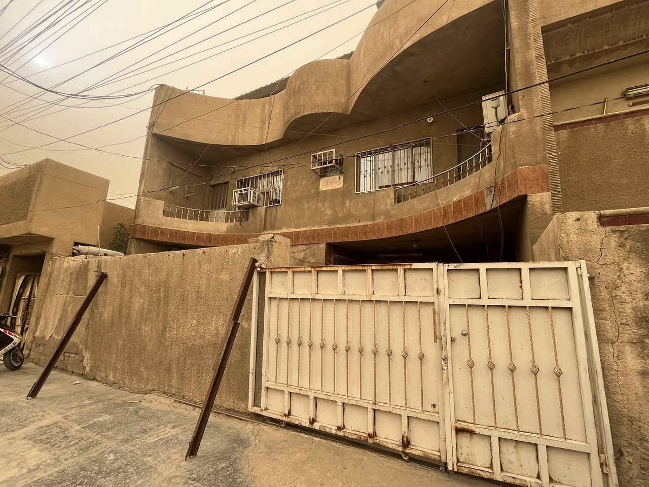 السلام عليكم بيت للبيع 150 متر
في منطقة الامين الثانية حي النفط قرب مركز الشرطة مقابيل فلافل الساعه والشارع تجاري
بيت طابقين
الطابق الاول كراج ويحتوي ع صحيات وترك ويحتوي ع هول واستقبال وغرفه نوم ومطبخ وصحيات الطابق الثاني يحتوي على 3 غرف نوم ومطبخ وصحيات ويحتوي ع سطح كبير وبيتونة
للاستفسار والاتصال على الرقم ( ***********)
