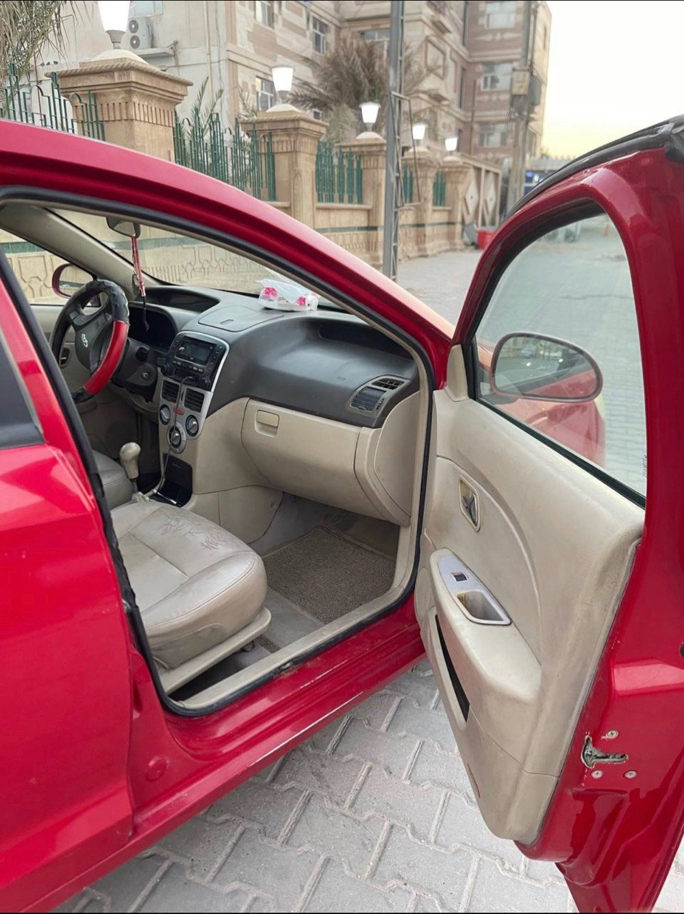 سيارة شيري فلاوين 2013 رقم انكليزي سنوية 2029 سيارة تبريد ثلج كربائيات شغالة تخم تاير يسارة مال جناي وشكل احلى من الصورة