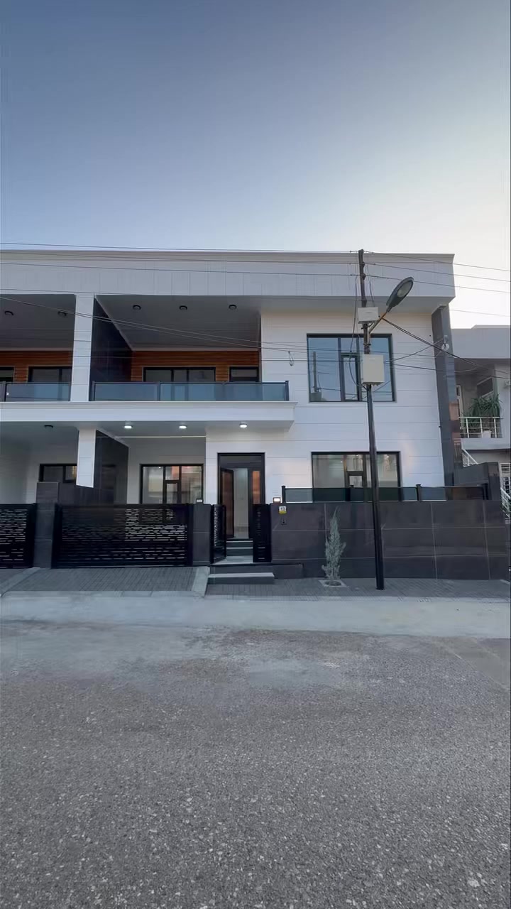 فرۆشتن | البيع 

خانوو بۆ فرۆشتن لە سلێمانی-گەڕەکی( عەقاری   )

ڕووبەری( 160 )مەترە، پێشی ( 10 ) مەترە ، دوو نهۆمە   

پێکهاتووە لە:
نهۆمی یەکەم:
میوان و هۆڵ و مطبخی کراوە   ، مساعد مطبخ  ، 2ژووری نووستن ، مشتملات  ، حمامی ترکی 

نهۆمی دووەم:
3ژووری نووستن ، ژووری غەسالە، مشتملات  ، حمامی ترکی

تێبینی:
سەقفی مغریبی ، دەکتی موبەریدە ، شۆڤاش 

بەڕێزان بۆ زانیاری نرخ تەنھا ژمارە ( 1 )لە کۆمێنت دانێن راستەوخۆ نرخەکەیتان بۆ دێت بە نامە

چەند موڵکێکی تر بەردەستە  بۆ فرۆشتن

بۆ زانیاری زیاتر پەیوەندی بکەن بە ژمارە:
***********
___________________________
‌‌
 (بۆ بڵاوکردنەوەی موڵکەکانتان پەیوەندی بەم ژمارەیەوە بکەن ) 

ئێوەی بەڕێزیش گەر موڵکتان هەیە دەتانەوێت بیفرۆشن
یان  بەکرێی بدەن دەتوانن زانیاریەکان 

بنێرن بە ڤایبەر یان واتساب بۆ ئەم ژمارەیە:
***********

بۆبینینی ئەم موڵکە سەردانی ( #عقارات_بەرزاییەکانی_ژیان) بکەن
شەقامی شەست مەتری خوار چاڤی لاند بەرامبەر دوو سایدی تووی مەلیك
———————————————————

دار للبيع في السليمانية- ( عقاري   )

المساحة( 160 ) متر ,  طابقين  

يحتوي على:
الطابق الاول :
استقبال و صاله  و مطبخ مفتوح   ، مساعد مطبخ ، 2غرفة نوم ، مشتملات ، حمام تركي 

الطابق الثاني:
3غرفة نوم ، غرفة الغسيل ، مشتملات ، حمام تركي 

الملاحظه:
سقف مغربي ، دكت مبرده ، شوفاش 

للمزيد من المعلومات ة اتصل على رقم :
***********
