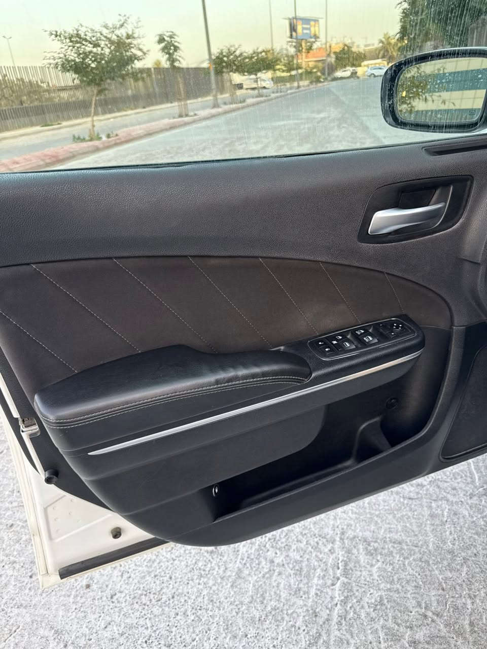 السلام عليكم للبيع جارجر موديل 2018 كنديه كلين بدون حادث ع ايد وحده من 2018 بيهة باب خلف السائق امبدل بسبب دراجه شخط وربع البنيد صبغ بدون دواخل بدون ايرباك محرك 6 سلندر 3600 تو ويل كير محرك تبريد صدر كله كامل تخم تاير جديد ويل حجم 20 السياره فول بصمه فتحه رادار جانبي حساسات شاشه جبيره ماشيه 78 ميل السياره احله من الصور رقم سليمانيه بسمنه تحويل مباشر السعر 215$ وبيهة مجال مكاني بغداد المنصور للاتصال ***********
