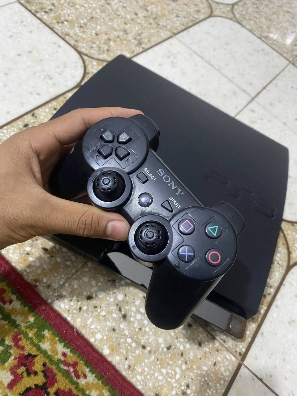 بلي ٣ نضيف فول
جوستك عدد٢ وحده منهم شوي تعبانه  نقص فقط كيبل HD

يحتوي ع 
بيس ٢٦
جي تي اي 
بيس ١٣
سباق سيارات 

وبعد اكو لعبة 

السعر خاص 
*********** واتساب
