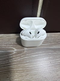 ايربود الجيل الأول اصلي شغالات صوت عالي واضح نضافه 70 /100 رايده 50 مك...