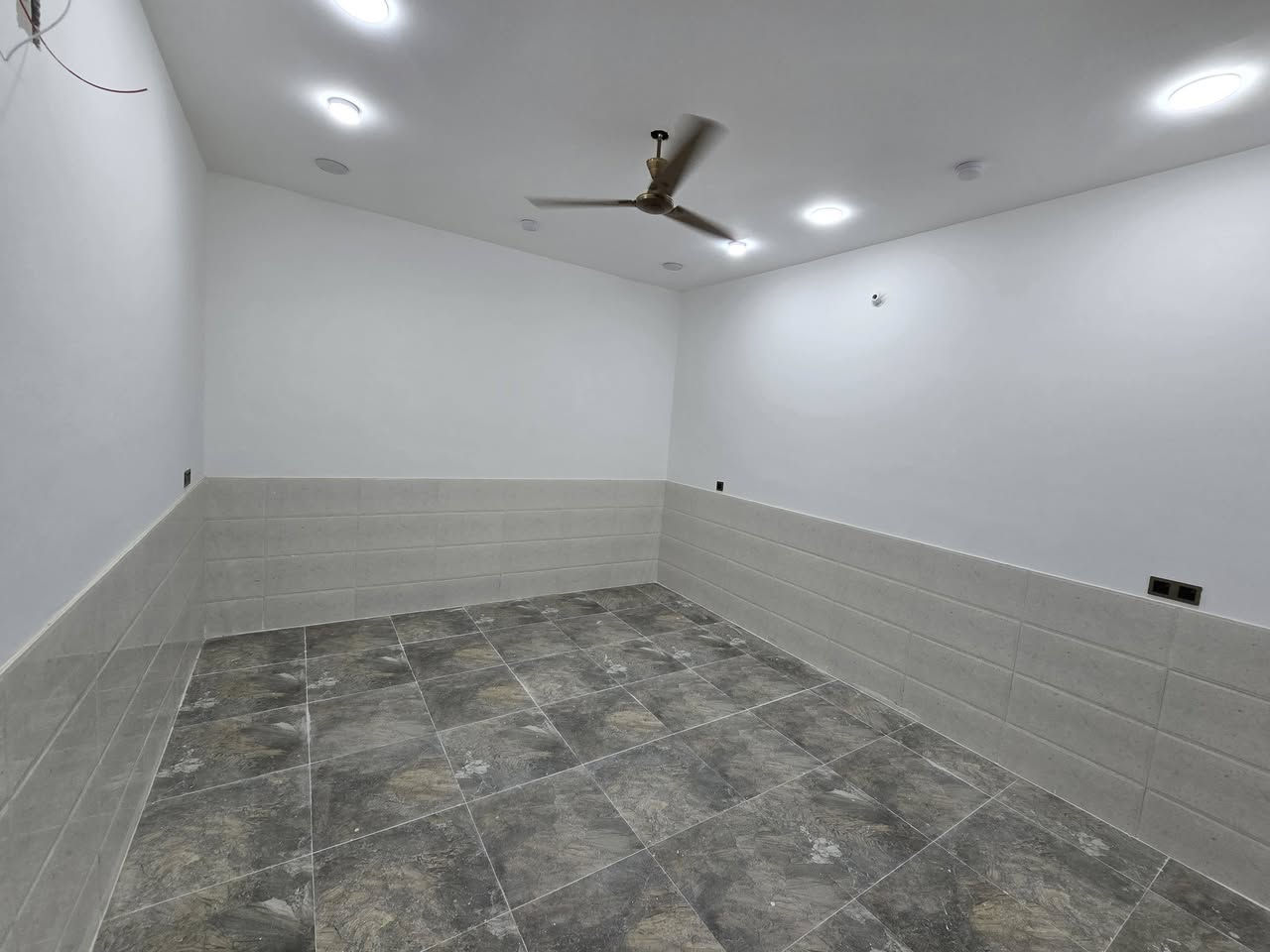 سلام عليكم . 
للبيع مشتمل طابقين مربع 10*10 ركن ع شارعين ب مخابرات .
البيت بناء درجه اولى وهسه طلعوا العمال منه . 
رقم العقار 10979 
السعر 165 . 
***********
