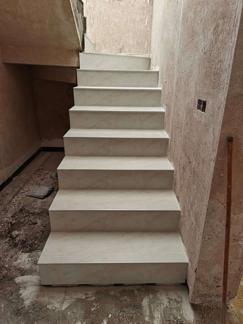 خلفه سراميك جداري ارضي متفرغ حاليا شغل درجه أولى ***********واتساب
