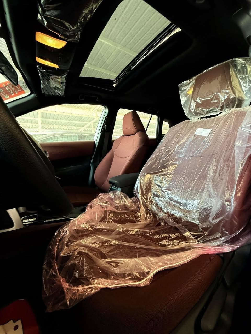 ﷽
‎ماشاءالله تبارك الرحمن 

‎السلام عليكم 

نوع السيارة : تويوتا كورولا كروس هايبرد 

الموديل  :  2024

اللون  : ابيض 

المنشأة : وارد خليجي 

حجم المحرك  :  4 سلندر  1800

ضمان شركة ساز سنتين او  40.000  Km

رقم بغداد
ماشية 20 الف
موديل 2024
حجم المحرك 4 سلندر  1800
مرتبط بناقل حركة أوتوماتيك 
يبلغ عزم الدوران 205 نيوتن/ متر 
بقوة 169 حصان 
مفتاح التشغيل بصمة 
دفع ثنائي FWD 
سلايد رووف
اريل نفكيتر 
لايت هالوجين 
حجم الاطار  215/60/17
حجم الويل 17
4 دسك
حساسات ضغط الاطارات 
اشارة في المرايا الجانبية  
ماسحة خلفية 
عدد AIR BAG 7
هاند بريك بالقدم 
‏ABS 
دشبول شاشة ديجيتال
مثبت السرعة Cruise 
المودات والاوامر الصوتية  
‏Bluetooth / USB 
مخرج منفذ الطاقة 
فحص نظام السيارة 
المقاعد مخمل
المقاعد لون احمر 
داخل السيارة احمر مطعم اسود  
الايزو فكس ISOFIX 
تبريد شاشة 
قطعتين تبريد
 أوتو هولد Auto Hold  
نظام مانع الانزلاق 
تطعيم الدواخل ألمنيوم

#معرض_الزهراء_المركزي_لتجارة_السيارات
#واسط_الكوت_معارض_السيارات_الرئيسية
قرب مديرية مرور واسط 
السعر 207$ 💵 
:
:
:
#للاستفسار
*********** واتساب
