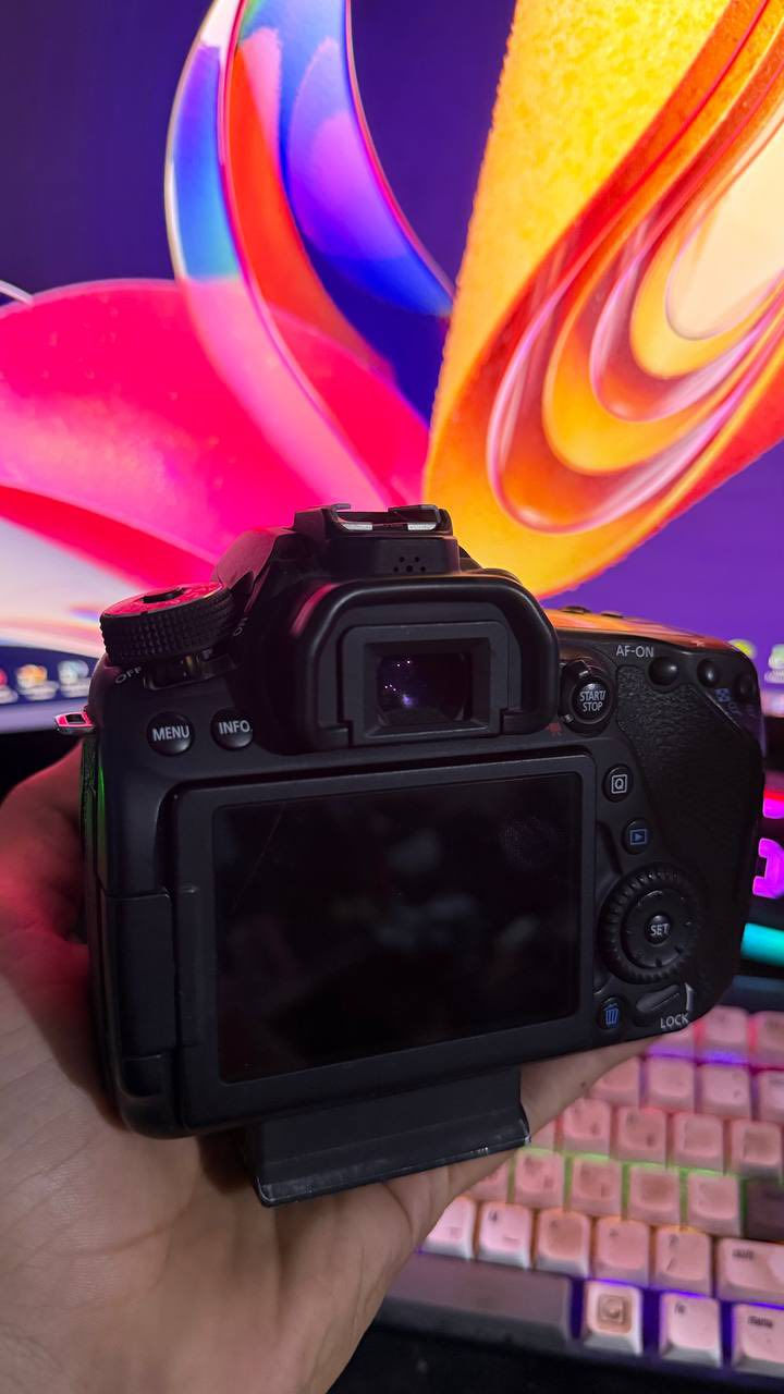 كانون 80d مع عدستها الاصلية وبطاريات 2  والشاحنة الاصلية وجنطة وملحقاته الحزام والباركود الكامره ماخذه جديد نضافته ٩٠بل١٠٠
مكاني البصره قضاءالصادق/***********
