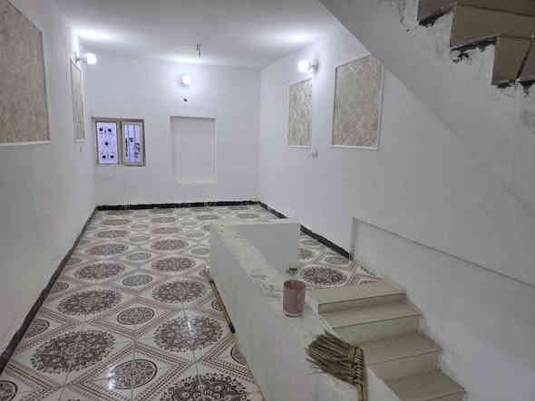 السلام عليكم 
مشتمل للبيع طابو ٢٥ ومرقم من البلدية المساحة ١٠٠ متر كوت حي الحكيم قرب معمل الاوكسجين مقابيل الدبية 
يتكون من طابقين 
الطابق الاول مطبخ وصالة كبيرة وصحيات ومنور 
والطابق الثاني غرفة نوم وصالة كبيرة والطابق الثالث بيتونه 
الاساس طابوك والبناء بلوك وطابوك صب مسلح 
السعر ٢٤ وقابل للتفاوض 
مراجعة مكتب دلالية السعيدي قرب حسينية ياسر خليفة 
للاستفسار 
٠٨٨٣٣٤٤١١٤٠ واتس اب 
*********** احمد السعيدي
