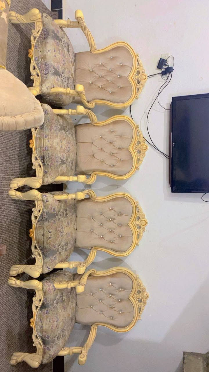 طخم ملكي تزگام ثگيل اصلي نظيف
أخو الجديد لون كريمي
 6 ست قطع 
(اربع كراسي واثنين كبار )
السعر (650) وبي مجال للشراي 
للأستفسار دايركت.


**إذا كنت صاحب هذا الإعلان وتريد حذفه لأي سبب، رجاءا أرسل رسالة إلى الدعم الفني**