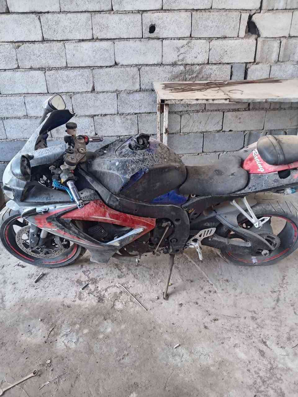 للبيع جكسر 2007 750cc كوم حديد طافيه كوم حديد طافيه الدراجه متروكه ولاتسألني شبيه شراي يخابر رحمه لوالديكم السعر 10 أوراق العنوان بغداد البياع شراي يخابر تجي تحمل ***********
