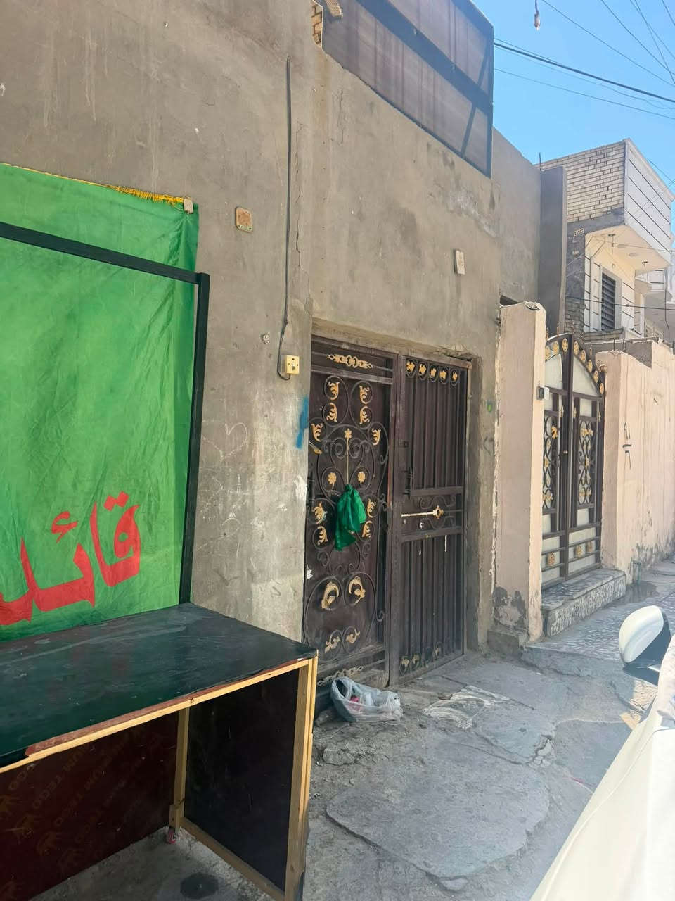 دار للبيع
عنوان البلديات حي تراث زراعي سند 25 
مساحته 150 متر ركن على فرعين الي ياخذة يقسمة 3 مشتملات يما يبقي مفتوح بناء نضيف چنت قاطعة ل3 مشملات ويجيني ايجار منه مليون شهرياً وبعدين فتحته 
الطابق الارضي يحتوي على استقبال صاله حمام  داخلي حمام خارجي وطبخ وغرفتين نوم وترك الطابق الثاني معزول عن الارضي درج وحدة معزول يحتوي على غرفتين نوم وحمام وصالة اي استفسار اتصل عرقم وتدلل ***********
