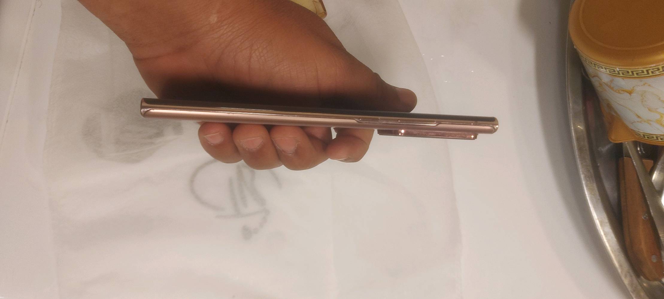 ماتشتري لا تواعد ولا تكذب مايفيدك عوفه خلي يولي سلام عليكم عندي نوت 20الترا أمريكي يعني بس العدادات مالته بيهن لغه اجنبي ونص عربي جهاز شريحه كترونيه اخو جديد كله شغال ماعده كامره الماميه ساعه تشتغل وساعه ماتشتغل كالولي تبدل بس مابدلته لن جهاز مامقتوح عفته المهم الي يفيده قفله 250الف قفله ربع ماينزل منه لونه وردي واذا مراوس عادي اراوس مكاني بغداد الشعله ***********