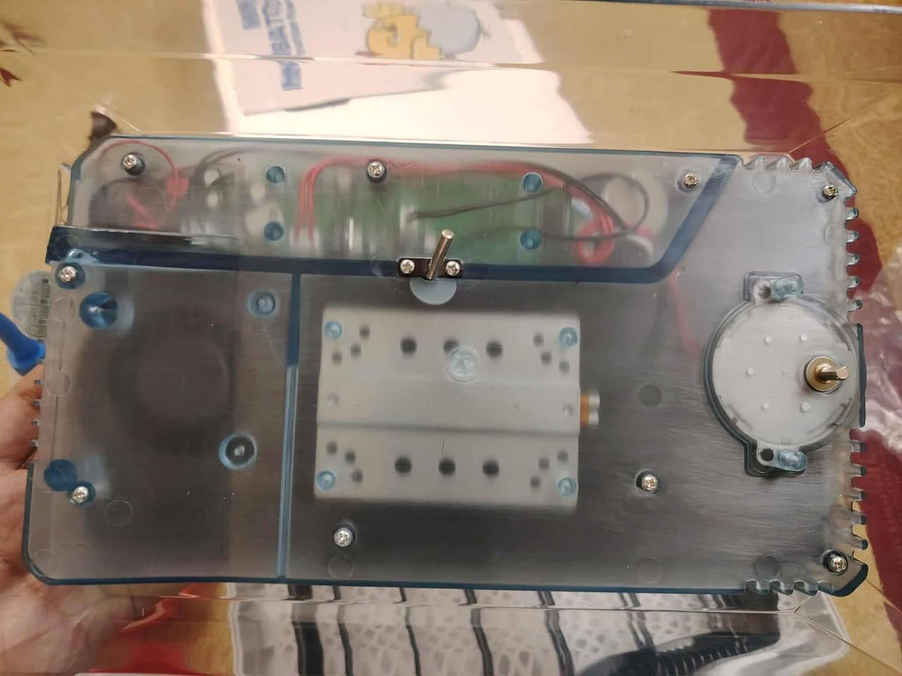 الجهاز الظاهر في الصورة هو حاضنة بيض صغيرة (Mini Egg Incubator) من نوع BOKKEE، وهي مخصصة لتفقيس البيض (دجاج، بط، طيور صغيرة) في المنازل أو المشاريع الصغيرة.
إليك مواصفات الجهاز كما تظهر من الصورة والمواصفات العامة لهذا النوع من الأجهزة 👇

---

🐣 المواصفات الفنية:

الاسم التجاري: BOKKEE Mini Incubator

القدرة الكهربائية (Power): 40 واط

الجهد الكهربائي (Voltage): AC 110V–120V

التردد الكهربائي (Frequency): 50/60Hz

سعة البيض: 15 بيضة تقريبًا

نظام العرض: شاشة رقمية LED لعرض درجة الحرارة والأيام والوقت

التحكم: أزرار لضبط درجة الحرارة والوقت

الوظائف:

التحكم بدرجة الحرارة تلقائيًا

عدّاد أيام التفقيس

تنبيه عند الحاجة لتغيير الإعدادات أو التبخير

عرض درجة الحرارة الحالية

---

⚙️ المكونات المرفقة في الصورة:

1. وحدة التحكم الرئيسية (الغطاء الأزرق مع الشاشة الرقمية).

2. قاعدة الحاضنة مع الشبكة الداخلية لوضع البيض.

3. قارورة ماء صغيرة لترطيب الحاضنة (لضبط الرطوبة).

4. مسقي ومأكل صغير للكتاكيت بعد الفقس.

5. سلك كهرباء.

6. دليل استخدام (Instruction Manual).

---

🌡️ ملاحظات الاستخدام:

درجة الحرارة المثالية للتفقيس: بين 37.5°C إلى 38°C.

نسبة الرطوبة: حوالي 50–60% في البداية، و70–75% في آخر 3 أيام قبل الفقس.

مدة الفقس:

دجاج: حوالي 21 يوم.

بط: 28 يوم.

سمان: 17 يوم تقريبًا.
السعر 30 الف


**إذا كنت صاحب هذا الإعلان وتريد حذفه لأي سبب، رجاءا أرسل رسالة إلى الدعم الفني**