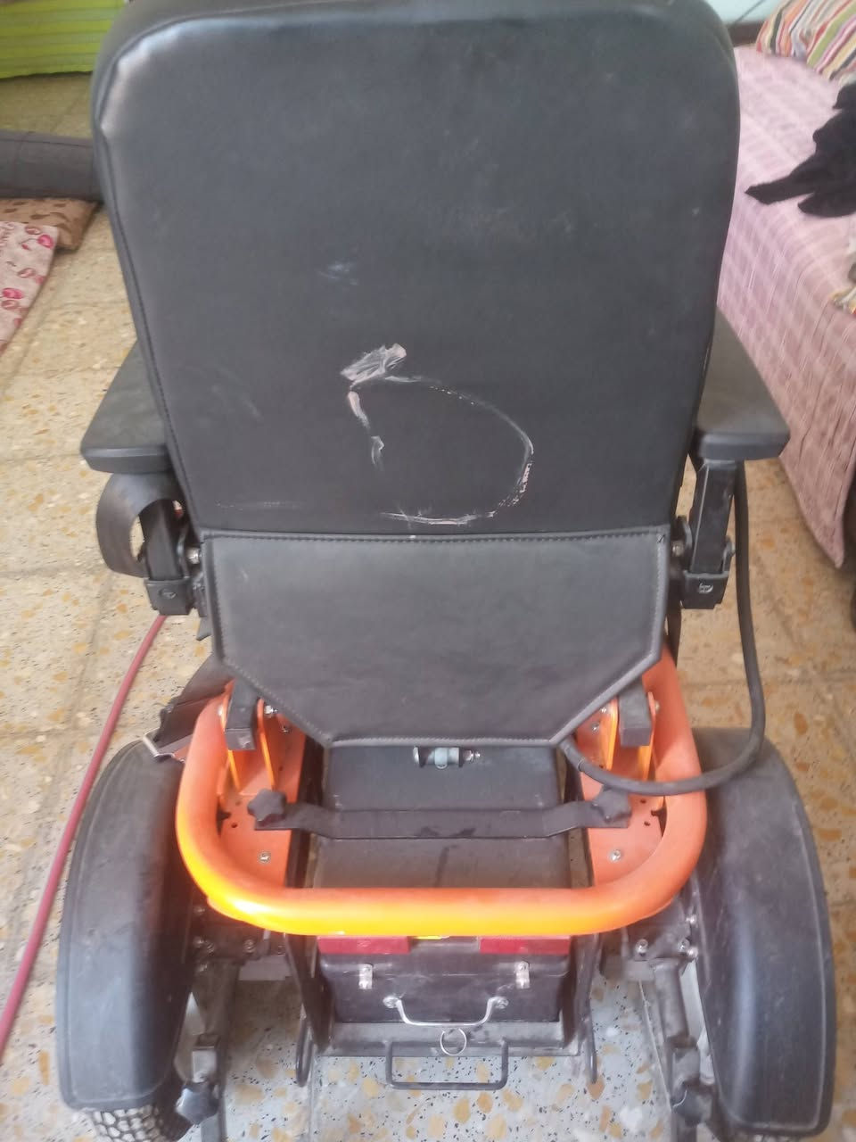 السلام عليكم عربانه مال معوقين النظافه 90% العنوان البكر لي قرب مستشفى الضامن السعر 325 وبيها مجال رقم الهاتف ***********
