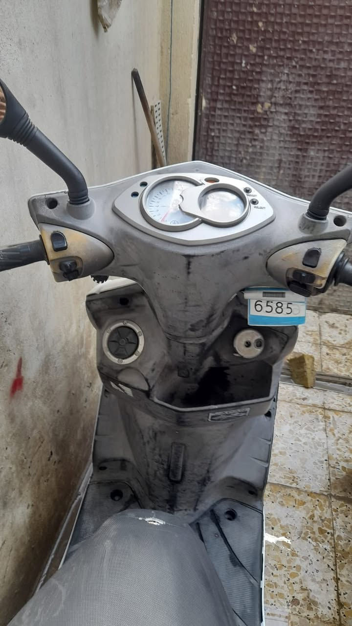 سكنس فحل نوزل ابلاديه كلها شغاله محرك نضيف ابلادي ماينسمع صوته كهربائيات كلها شغاله تايرات جدد ابريكات خلفي امامي اوراقها كامله سعر 700 بيها مجال  مكاني العبيدي شهداء الثالثه ***********
