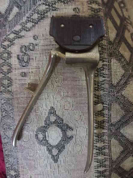 السلام عليكم اخوان ماكنه حلاقه يدويه قديمه شغاله للبيع يوجد توصيل 
***********
