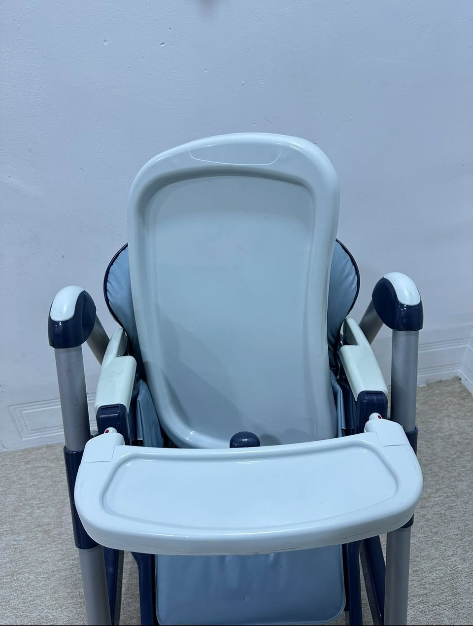 ئەم مێزی نان خواردنی منداڵە بۆ فرۆشتنە. و قیاسی گەورەیە و لۆکە بەکارنەهاتووە مناڵەکەمان لەسەری نان ناخوات ،لە بەڕیتانیا داوام کردووە و دوو مێزی خۆی لەگەڵە بچووک و گەورە . 
لەکەلار هەرکەس ویستی مەسج بکات.
گەیاندن بەدەستە بۆ هەموو شارێک.


**إذا كنت صاحب هذا الإعلان وتريد حذفه لأي سبب، رجاءا أرسل رسالة إلى الدعم الفني**