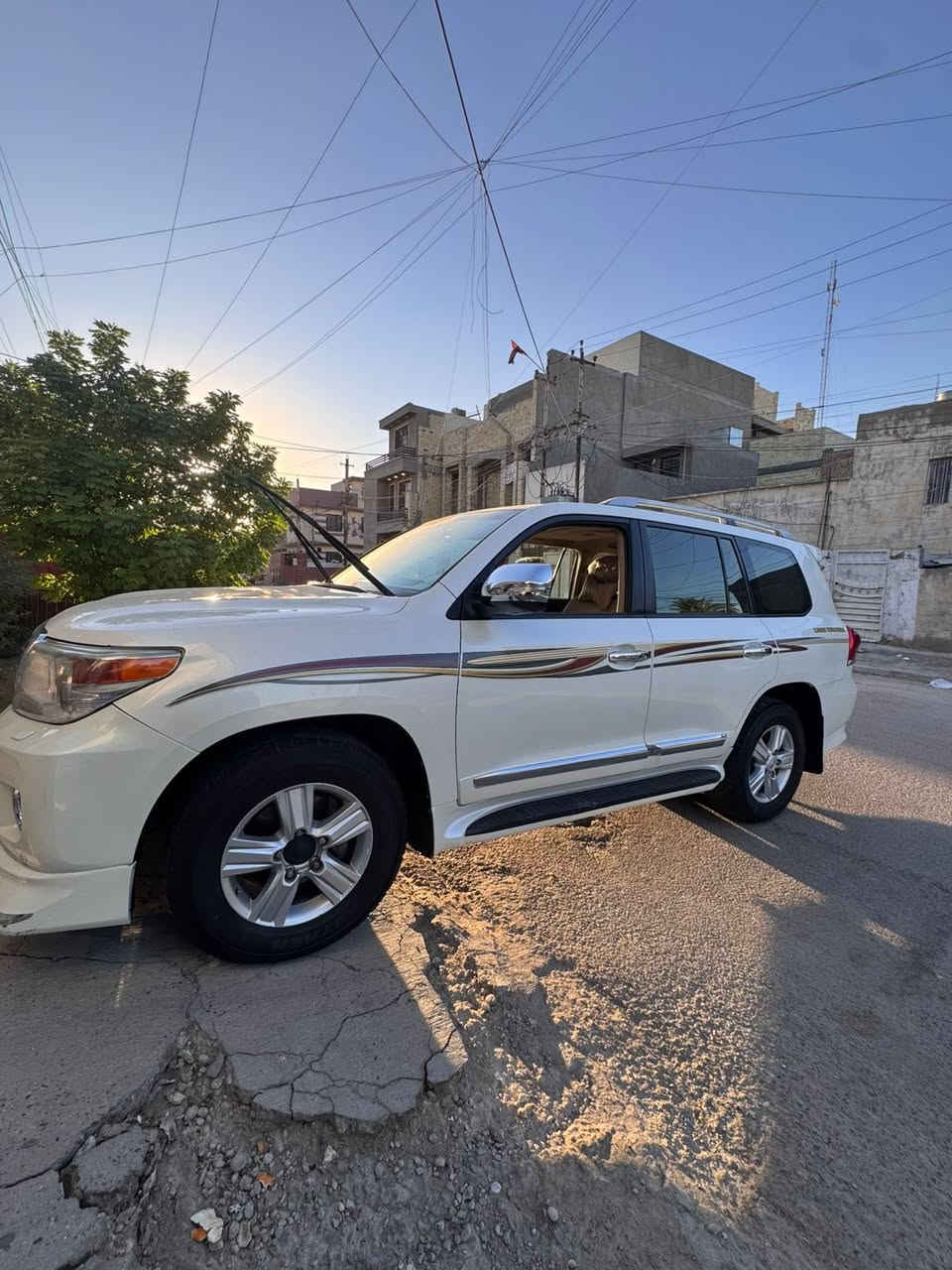 السلام عليكم لاند كروز موديل 2013بريم ماشية 160 الف مكفولة من كلشي بيها بس صبغ بل الداير الخلفي شيء بسيط وشخوط بسيطة رقم بغداد مكان السيارة بغداد الجديدة الاتصال ***********
