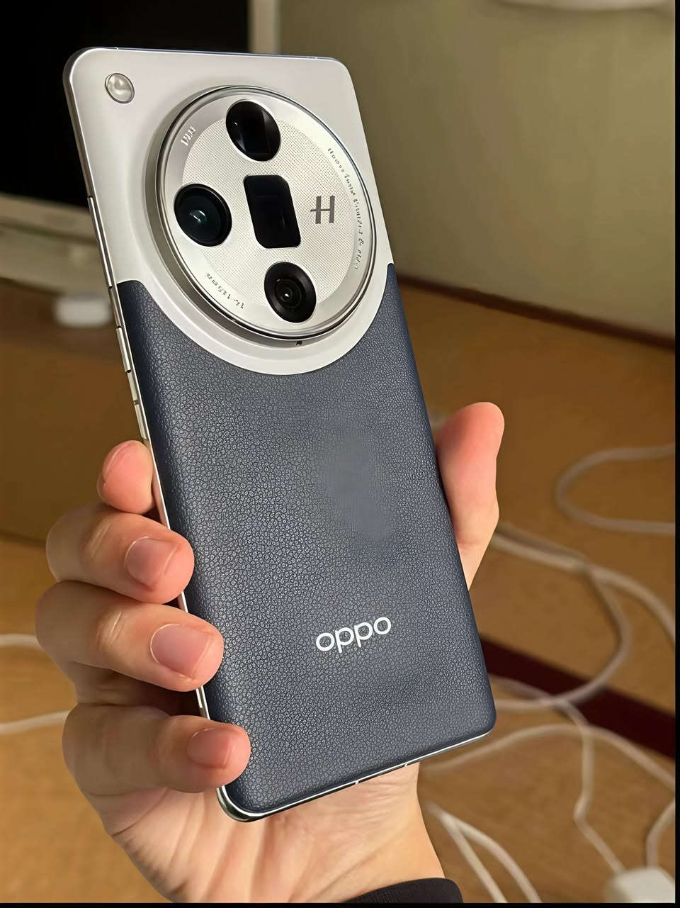 السلام عليكم 
ملك التصوير والزوم Oppo Find X7 Ultra 
مواصفاته معروفه وكامراته التحفه من شركة Heisblad الالمانيه تنطيك دقه والوان واقعيه 
وباقي المواصفات معروفه 
ذاكرة 256 رام 12 كامل ملحقات نضافه 99%
((للمراوس)) بجهاز قوي من ناحية الكامرات يفضل Vivo 
 واتساب (***********)
