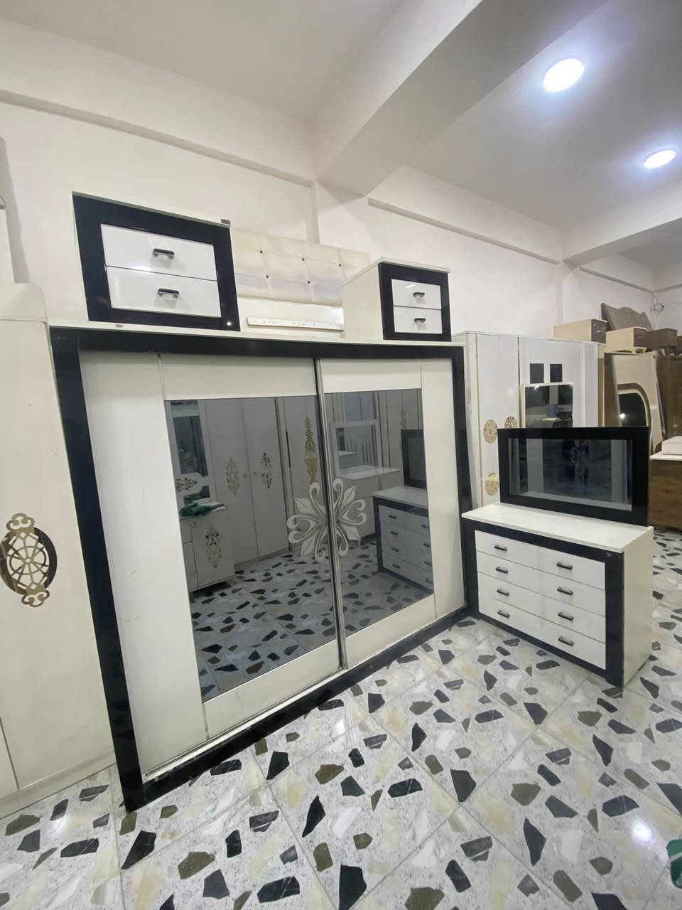 لسلام عليكم غرف نوم نوم كامله نضافه فول السعار مناسبه المكان تكريت حي العصري نهايت شارع البلديه يم أسواق البركه الرقم *********** بي واتساب وبي الانتصال يوجد خدمت توصيل وشد
