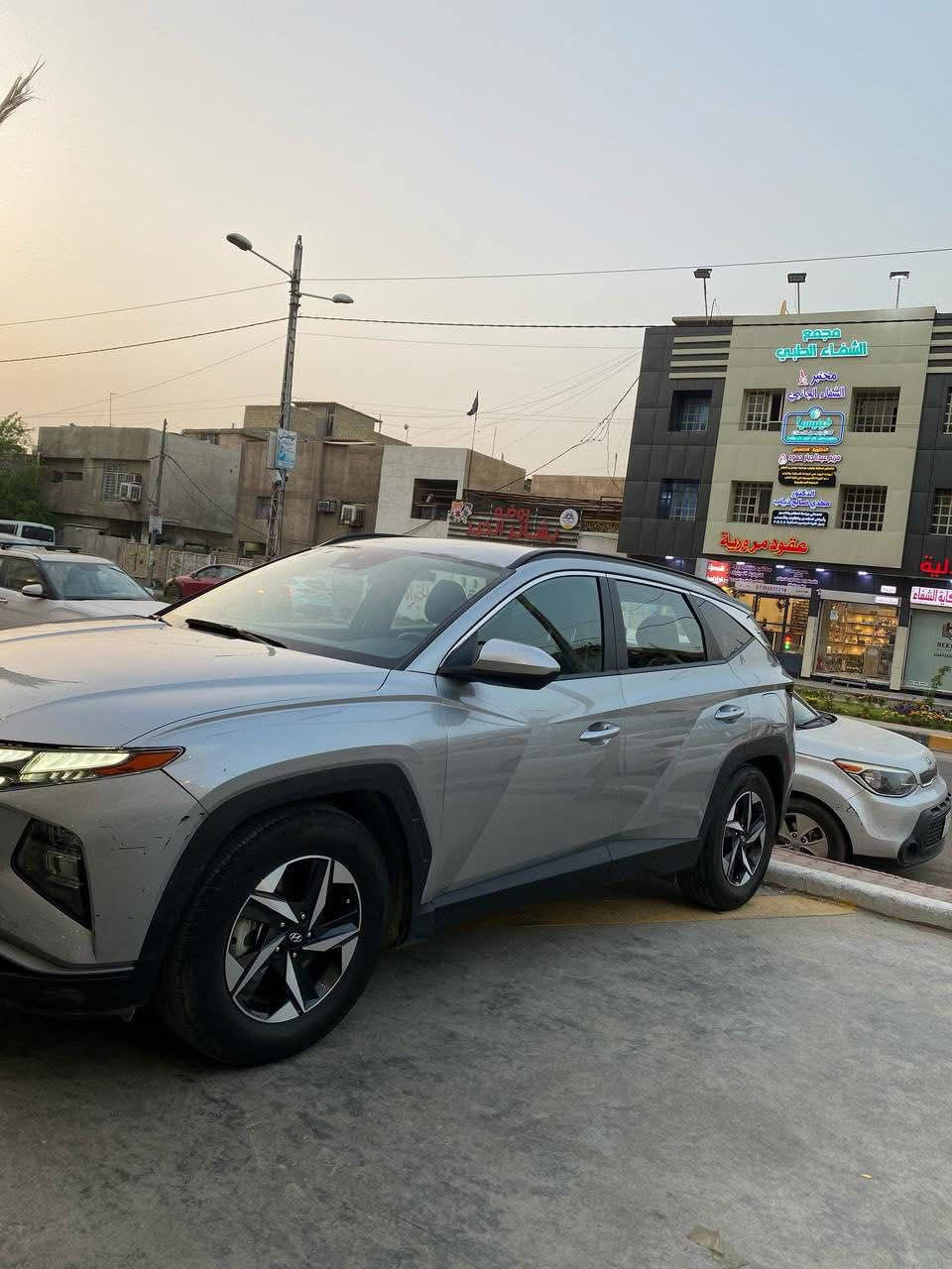 السلام عليكم توسان المده المده فقط حادث بيبان اثنين ونص جاملغ
المواصفات
تبريد لمس 
تبريد قطعتين  
شاشة كبيرة 
كامرة دوارة
اشاير بالمري
بصمة صندوك
ترحيب عند الاقتراب
دخول ذكي 
سايد بريك بصمة
محرك 2500 
اوتو هولد 
رادار امامي
رادار خلفي
رادار جانبي
تدفئة كشنات
تدفئة ستيرن
ويل كب 
تحديد مسار
قيادة ذاتية
توقف ذاتي 
تنبيه عند مغادرة المسار
كروس سرعة
وضعيات قيادة
لايتات زنون
نزول منحدرات
صندوق ذكي
وبعد هواي مواصفات بيها

سيارة جاهزة وكاملة بدون نقص
مكاني بغداد الحريه***********7 وتساب مفتوح
