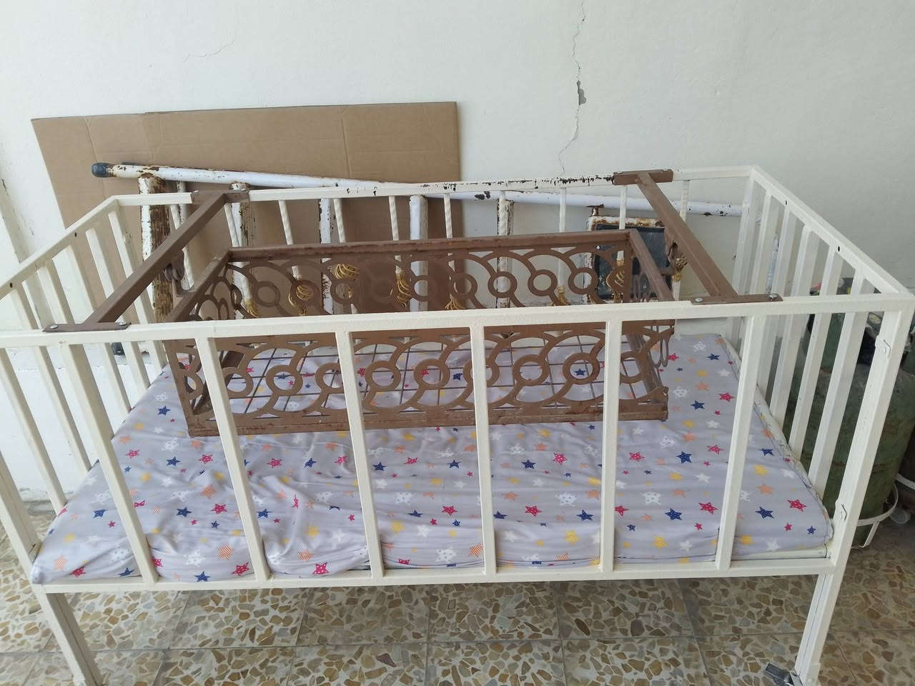 تخت للبيع
تخت وبي ديديه للبيع والتخت معا المطرح 
والديديه تنشال ويبقى بس التخت اذا تريدون 
ينام بيها الى ال6 سنوات يرادلها صبغ بس 
السعر 125 وبيها مجال للاستفسار اتصال على الرقم  ***********
