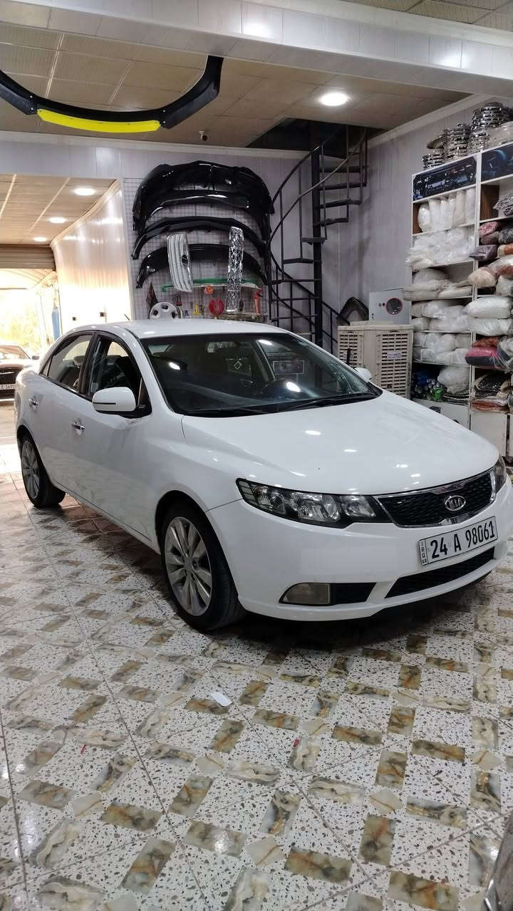 كيا سيراتو 2013 خليجي محرك 2000 
رقم دولي شفتات ستيرن تحكمات مري شفط 
مكينه كير حداديه تبريد تخم تاير كله جديد 
بيها كارت بخشم الجاملغ الخلفي ومأشره بالصور 
وبارد بخشم الجاملغ الامامي بسيط جدآ الباقي كفاله 
وكاله او تحويل حاضر السعر 115 وبيها مجال بسيط 
للأستفسار ***********
