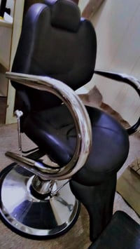 كراسي حلاقه عدد اثنين جدايدات مومستخدم الشراي يتصل برقم الموجود 077095...