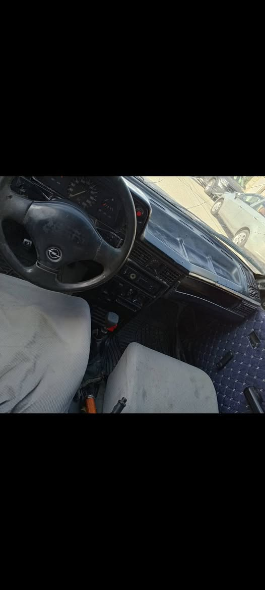 ئؤپل كاديت ئارم پلاستيك هموي بشرته گئر و مكينه ي تازةيه مكينه 16 تاخم پئش و پشت بشرت ليدراني نيه ويل كپ تنزيل لايت برئك مزبووته شوين هه ولير سعري 10 
*********** أربيل, العراق
