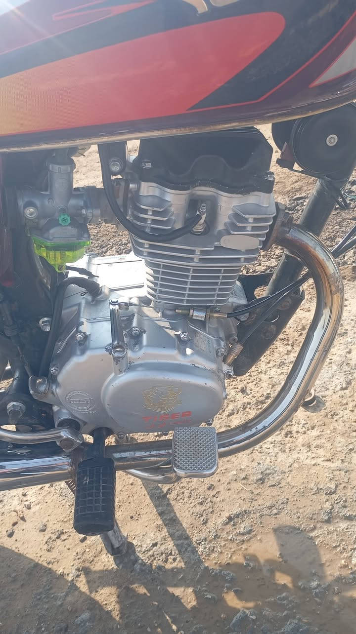 السلام عليكم دراجه تايجر موديل 23 مقفوله من كل شيء محرك شاصي اوراق الكنر مكان الديوانيه الحمزه الشرقي السعر 550 وبيها مجال هذا رقمي اللي يريد يتصل علي ***********
