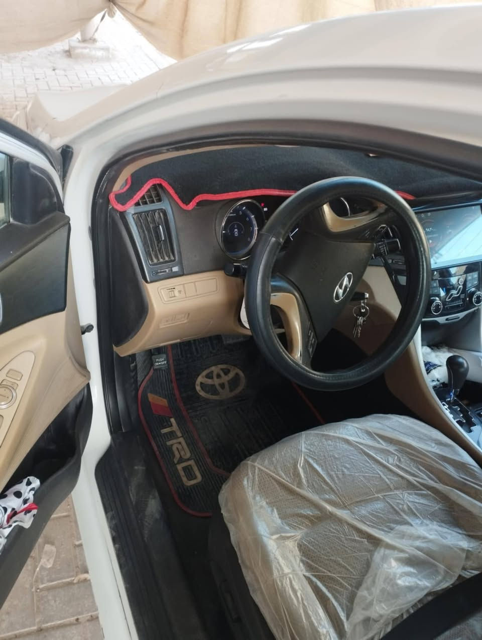 سلام عليكم ،،سوناتا خليجي 2011 ،،،سيارة كاملة من كولشي كير ومحرك  واحد على واحد نعومة خير من الله +تخم تايرات جديد+سنوية بأسمي تحويل مباشر رقم دولي مري شفط كشنات كهربائي تبريد عوزه فيشة فقط اتعاجز اروح اسويها  😁😁سونارها موجود السعر 114 وبيها مجال بسيط للتواصل واتساب أو خاص ***********
