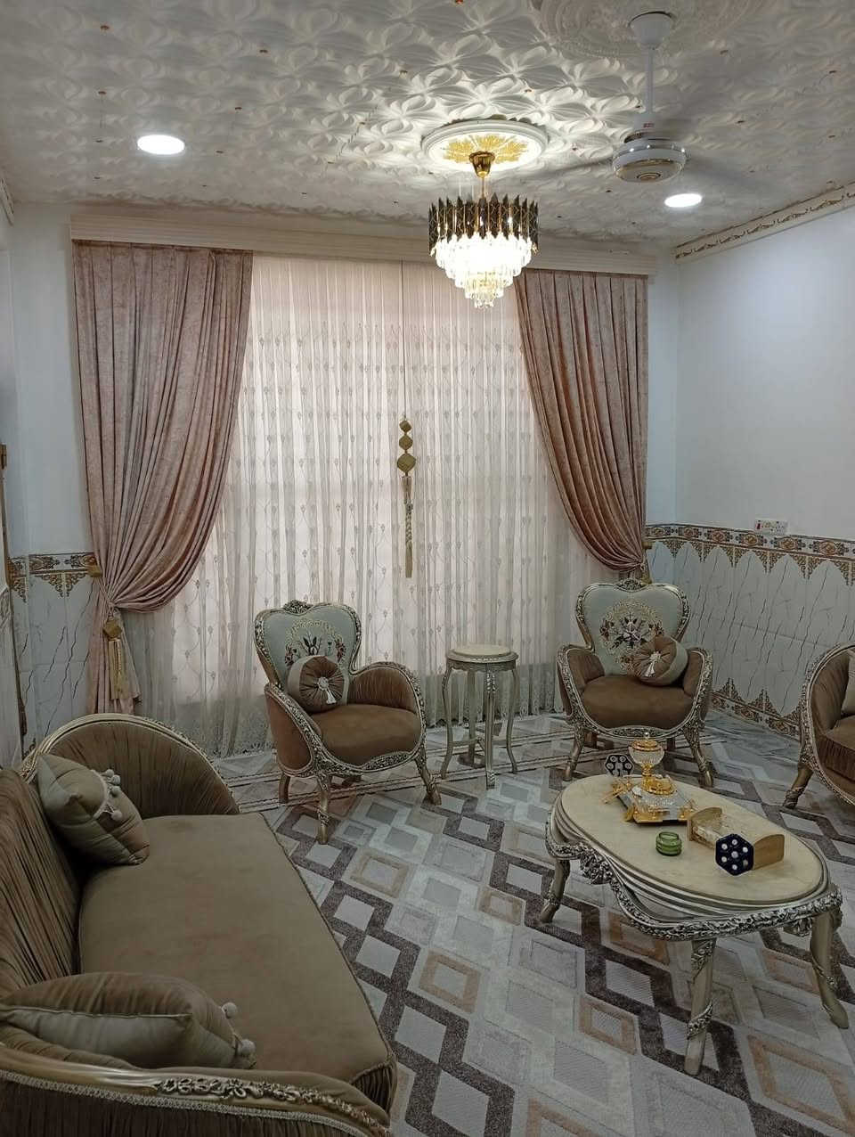 السلام عليكم من رخصة مدير الاكروب دار للبيع مساحه 200العنوان كوت حي الاحوراء شارع المدارس الاستفسار الاتصال ***********
