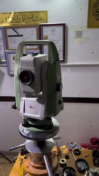 تصحيح ليزر ومعايرة جهاز توتال ستيشن  لايكا TS03  في مكتبنا الصقر للمسا...