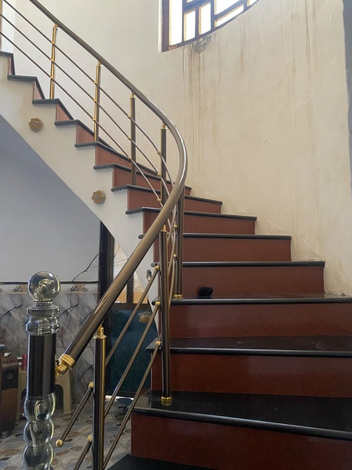🚨 تم تخفيض السعر من 170 إلى 155 وهم بي مجال (لسرعة البيع لدواعي الحاجة)
🚨🏠 عقار للبيع: بيت طابقين بمساحة ممتازة وشارع عريض وساحة .

📍 الموقع: واسط - قضاء الصويرة - حي العسكري.📐 

:المساحة: 200 متر مربع (بناء طابقين كامل وجاهز للسكن).

الطابق الأرضي (الأول): غرفتين نوم + صالة + استقبال كبيرة + مطبخ + مجمع صحيات.

الطابق العلوي: غرفتين نوم + مجمع صحيات.

النواقص: البيت مكتمل وجاهز من الداخل تماماً ومجهّز للسكن الفوري، النقص فقط في (الواجهة الخارجية والستارة )، وتكدر تسكن وتكملها .
للاستفسار :***********
