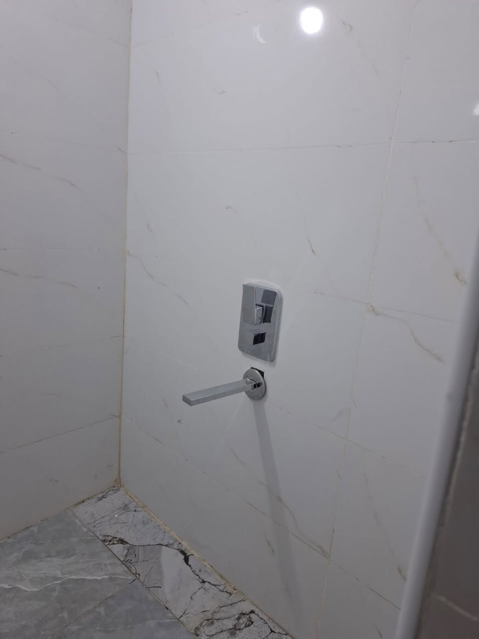 السلام عليكم 
معروض للبيع بيت خلفي المساحه (١٠٠) م في منطقة 
 حي الحكيم خلف مطعم الحوراء شارع المدرسة نظيف
عرض الشارع (١٢) م 
يحتوي على 
غرفة نوم واحدة و مطبخ وصالة كبيرة (١٠) م وصحيات داخلية وخارجية البيت كامل خزان ماء وسخان وماطور ومغسلة ومراوح 
للاستفسار الاتصال واتساب ***********
مكتب المدار الذهبي للعقار.
